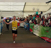 Zieleinlauf der Marathonlufer des Wrzburg Marathons im Discotunnel