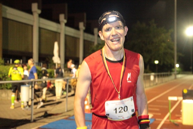 Heiko im Ziel des Berliner Vollmond-Marathons 2014