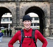 Andreas Butz vor der Porta Nigra am Ende seiner letzten Etappe